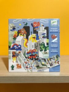 DJECO HISTORIAS DE PEGATINAS REUTILIZABLES LA INVASIÓN DE LOS MONSTRUOS 4-8 AÑOS